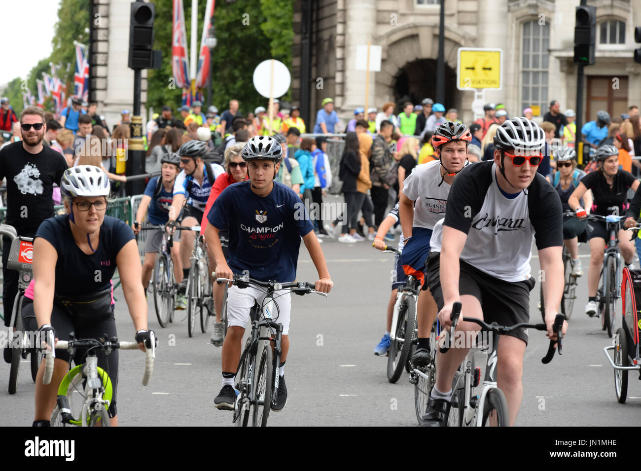 Londra, Regno Unito. 29 Luglio, 2017. I ciclisti che partecipano nel Prudential RideLondon Freecycle. Andrew Steven Graham/Alamy Live News Foto Stock