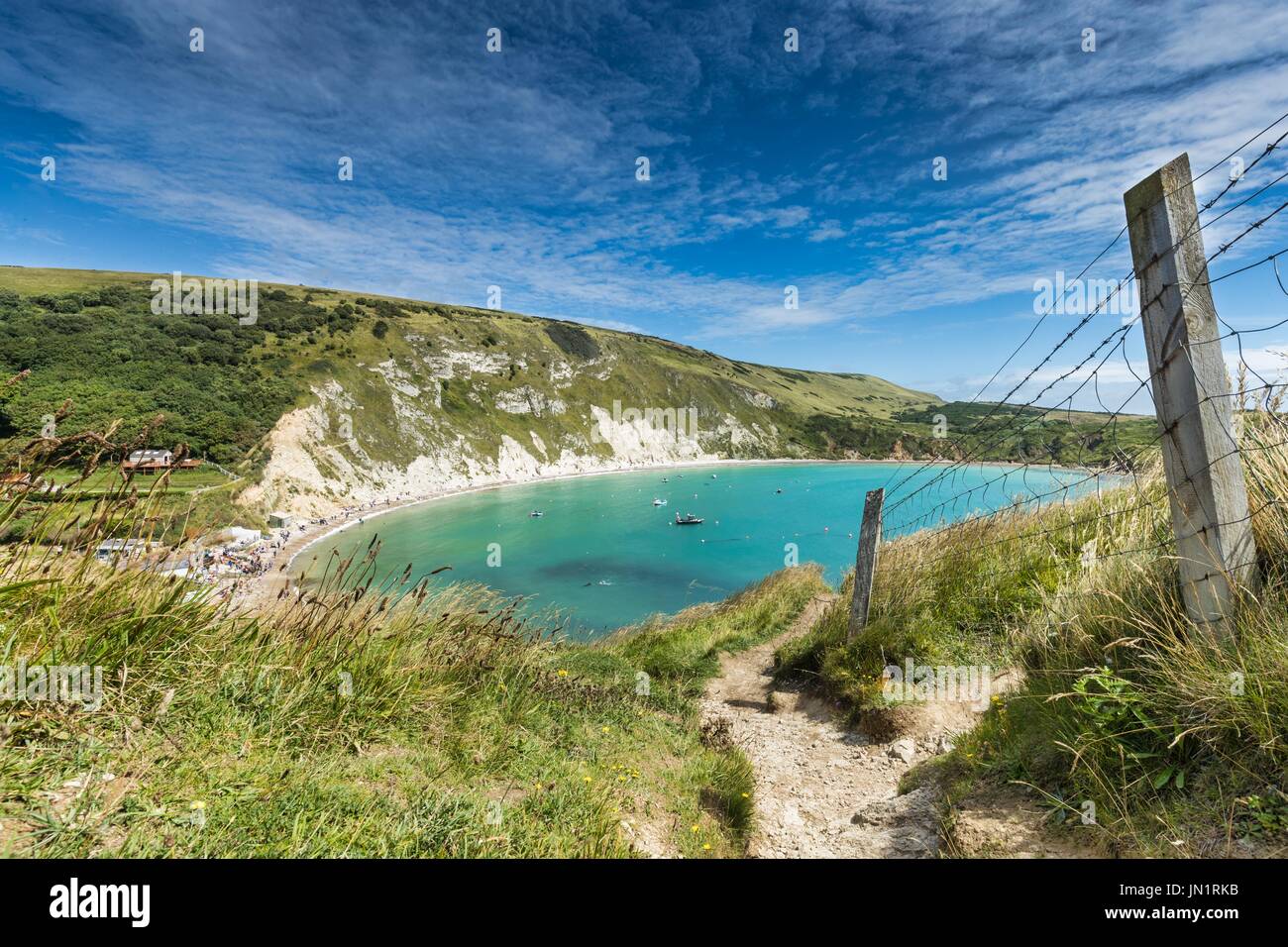 Una vista di Lulworth Cove su Jurassic Coast, un sito Patrimonio Mondiale dell'UNESCO in Dorset, Regno Unito Foto Stock