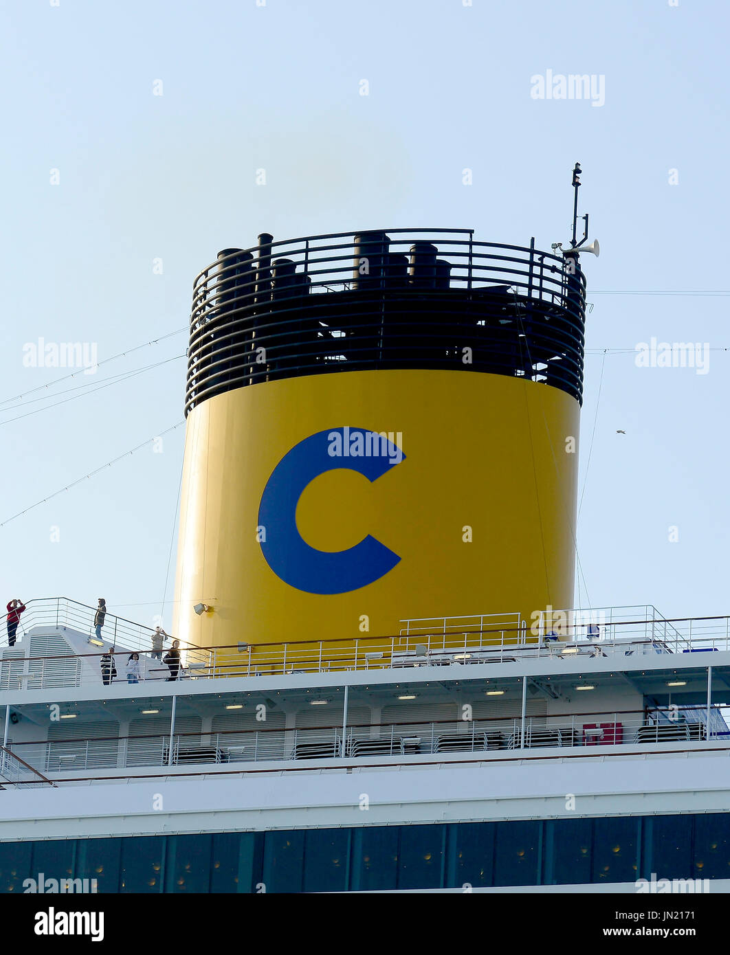 Il fumaiolo di Costa Fascinosa, una concordia-class nave da crociera, come  si naviga attraverso il porto di Venezia, Italia il 14 aprile 2013. Fu  costruita da Fincantieri di Marghera a Venezia, Italia.