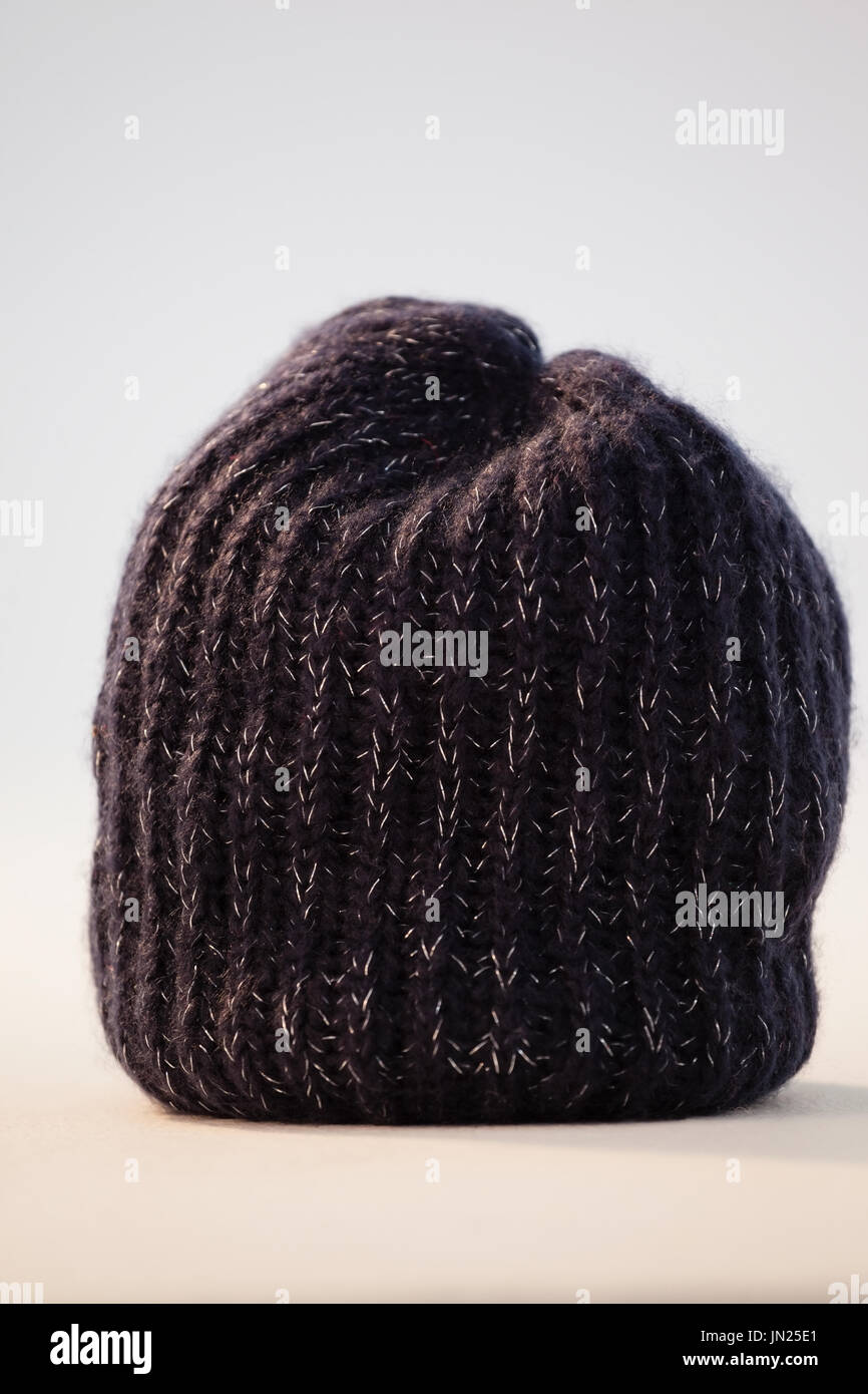 Close-up di wooly hat contro uno sfondo bianco Foto Stock