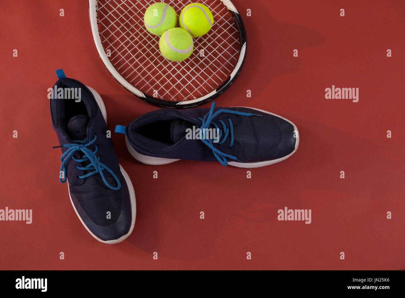 le scarpe da tennis bianche e blu