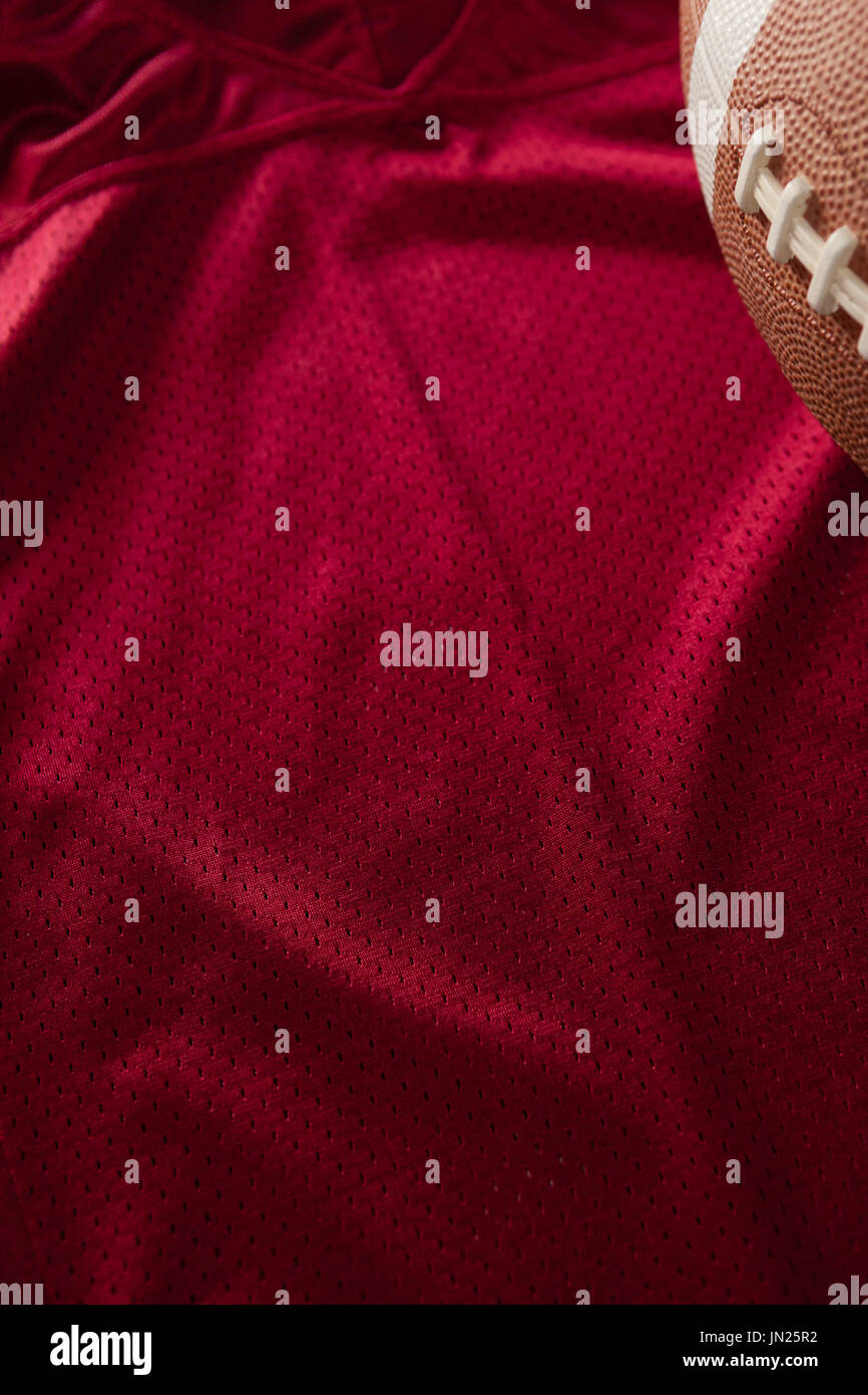 Immagine ritagliata del football americano sulla maglia rossa Foto Stock