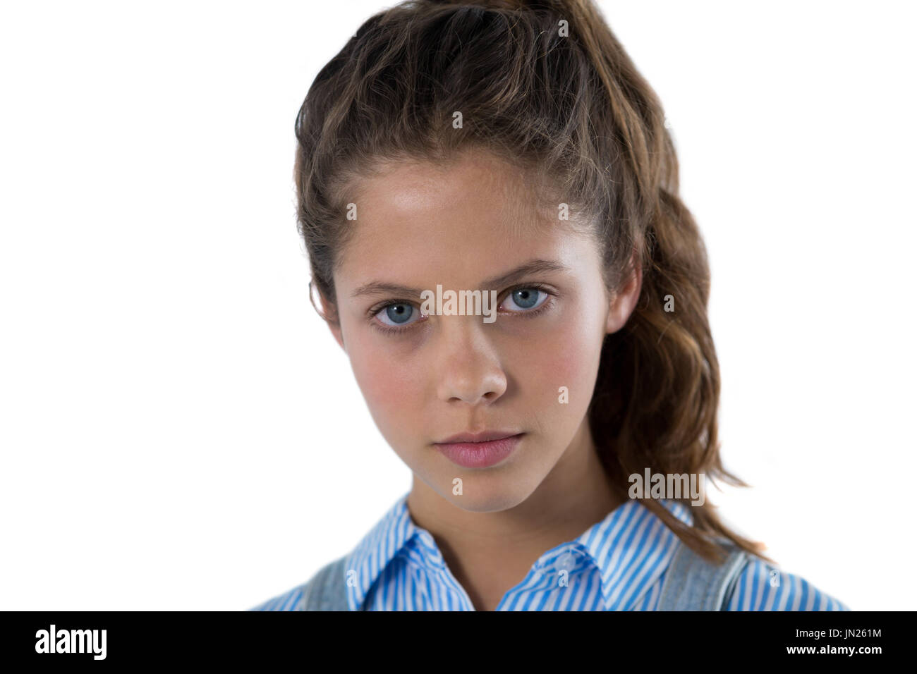 Ritratto di fiducioso ragazza adolescente contro uno sfondo bianco Foto Stock