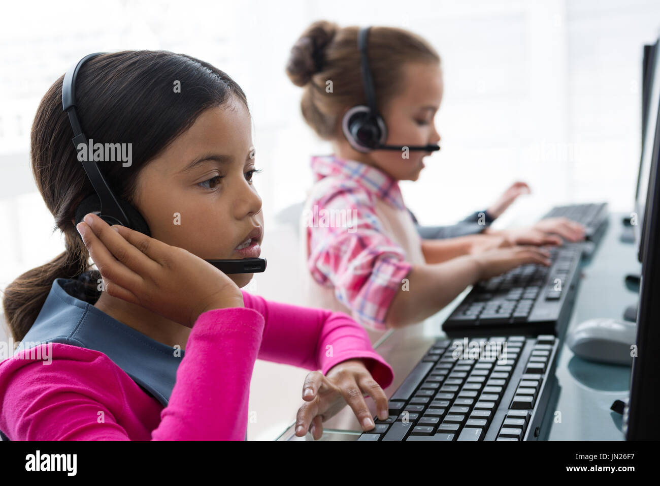 I bambini come customer care dirigenti che lavorano in ufficio Foto Stock