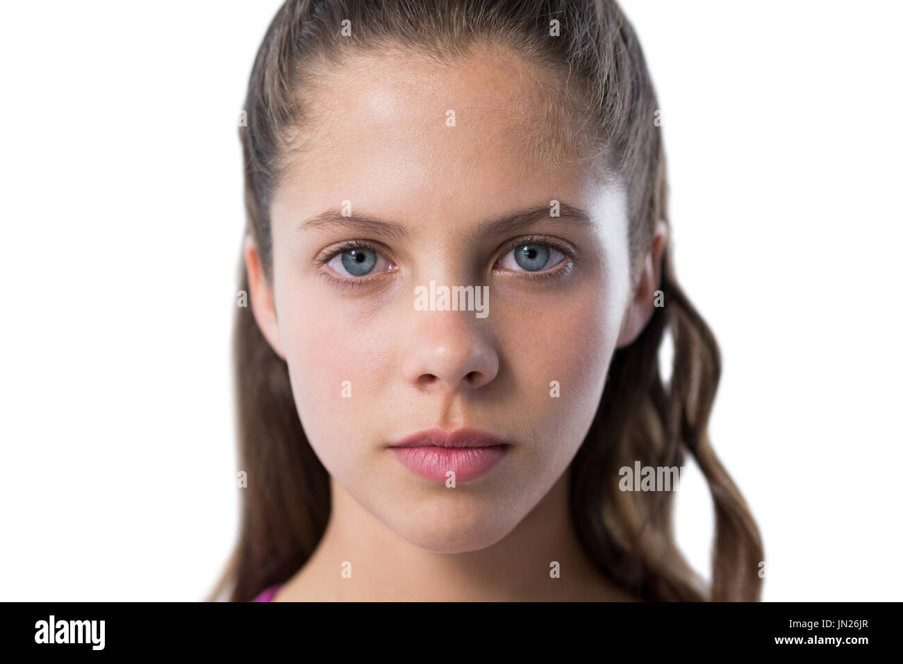 Ritratto di fiducioso ragazza adolescente in piedi contro uno sfondo bianco Foto Stock