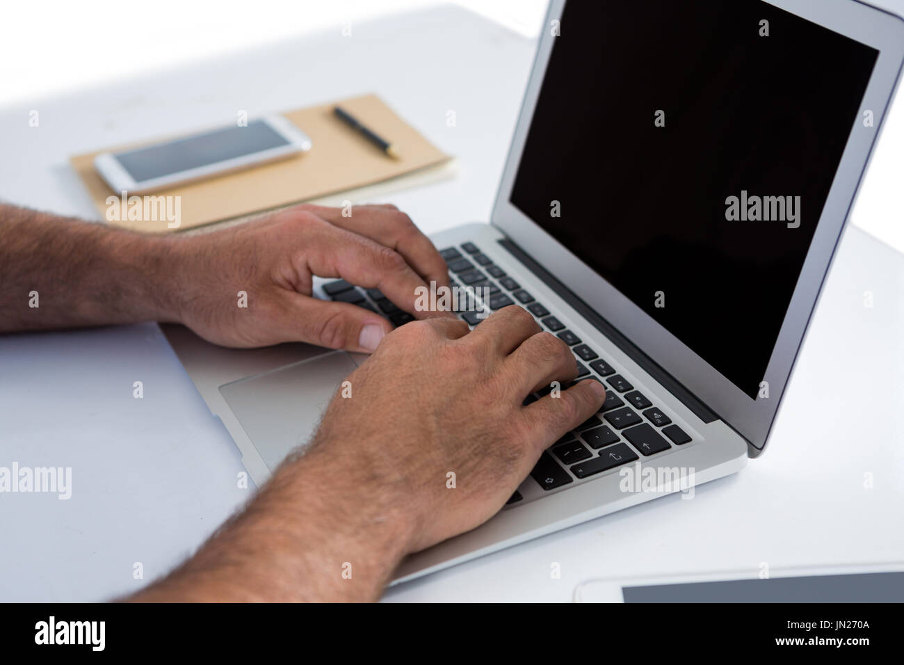 Close-up di executive maschio utilizzando laptop alla scrivania Foto Stock