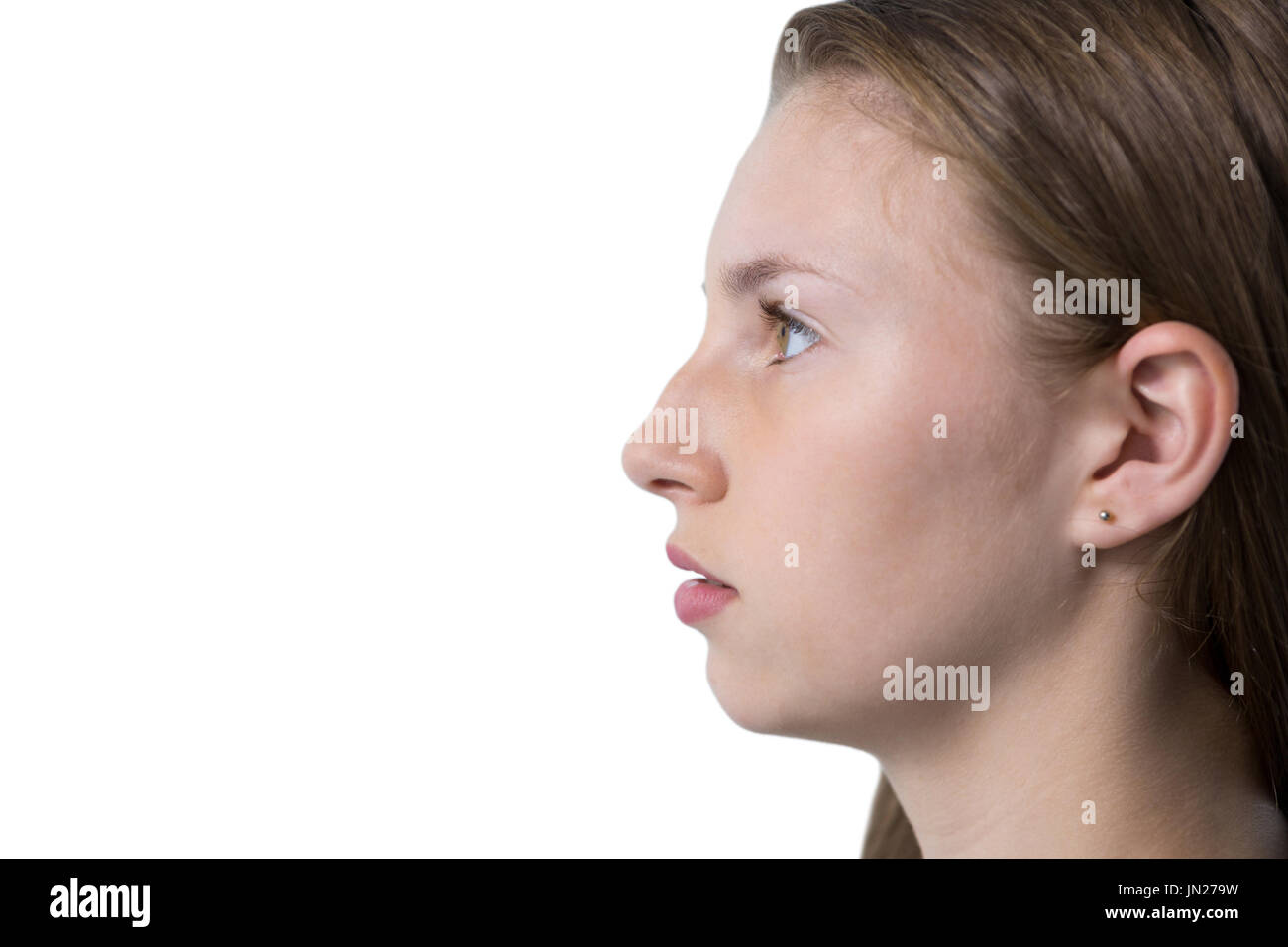 Vista laterale della ragazza adolescente contro uno sfondo bianco Foto Stock
