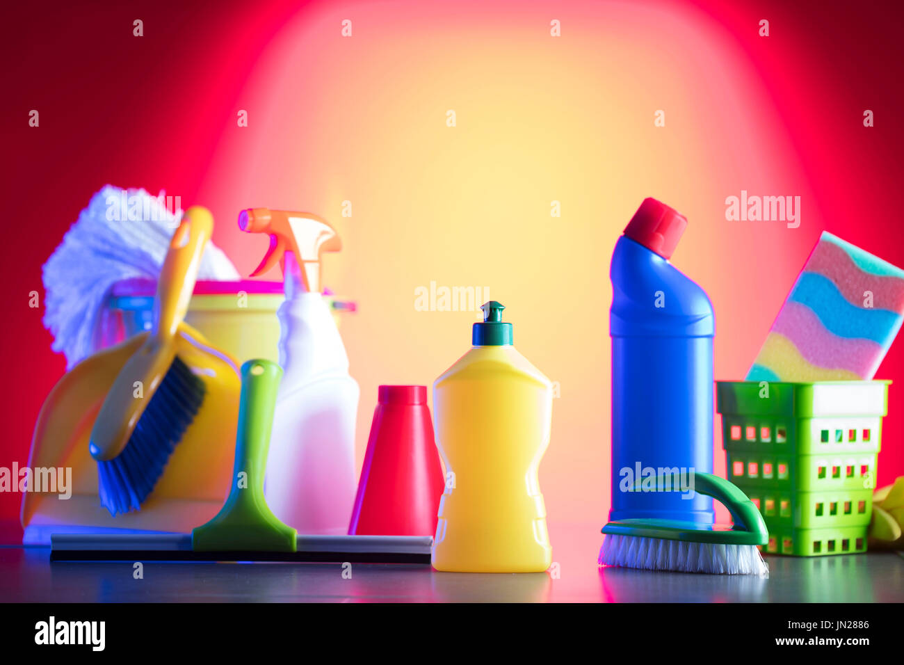 Varietà di casa i prodotti per la pulizia su uno sfondo colorato. Foto Stock