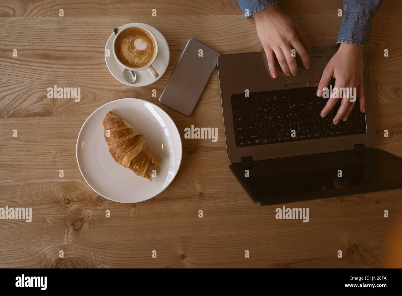 Close up della donna utilizzando laptop in cafe Foto Stock
