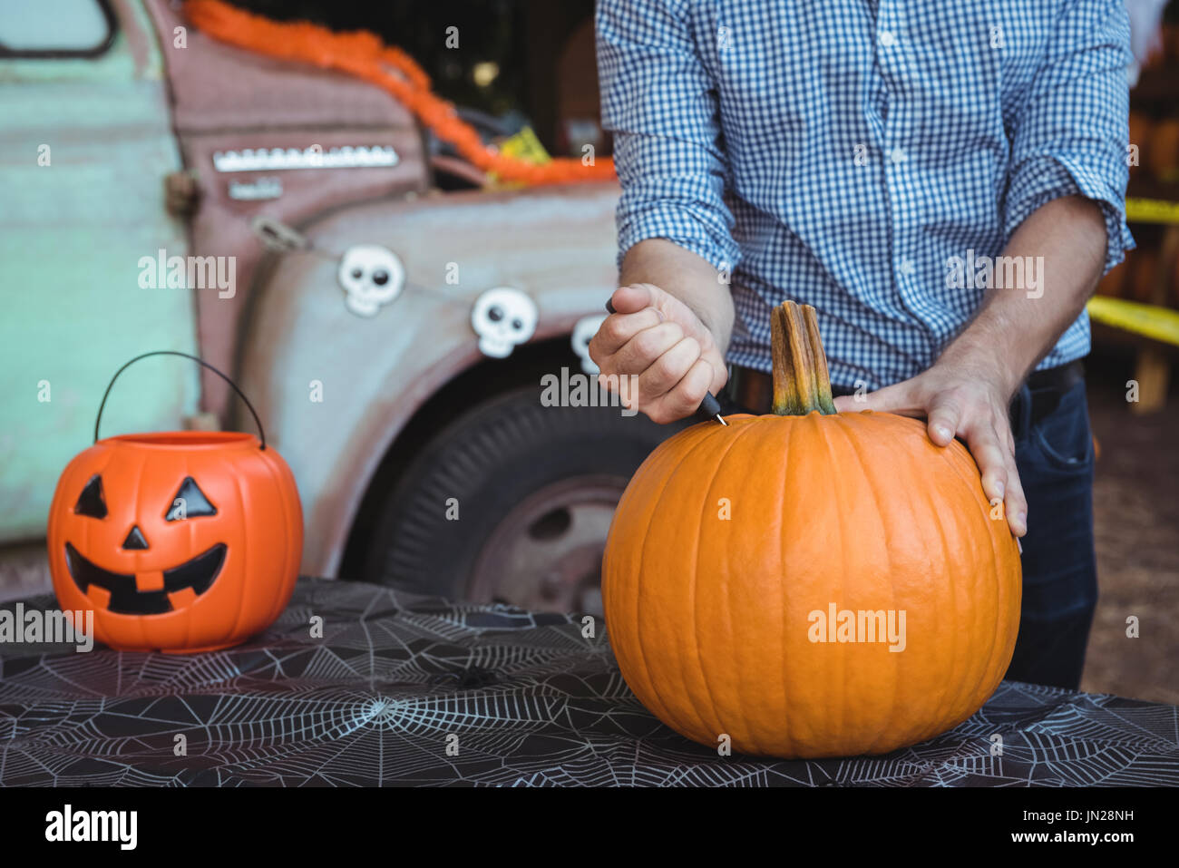 L'uomo la preparazione di halloween Foto Stock