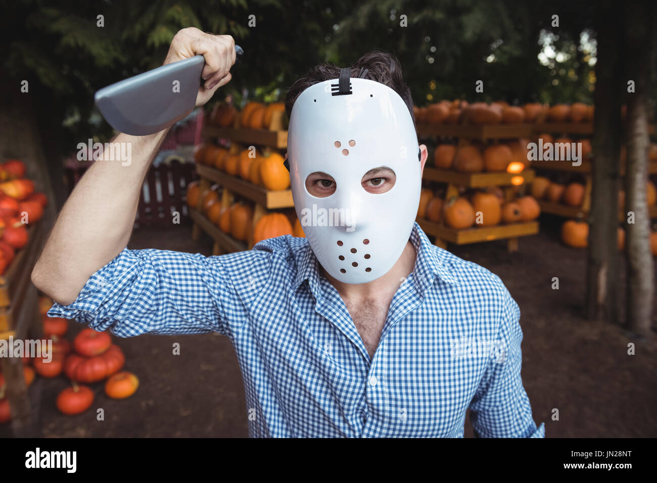 Uomo che indossa una maschera di Halloween Foto Stock