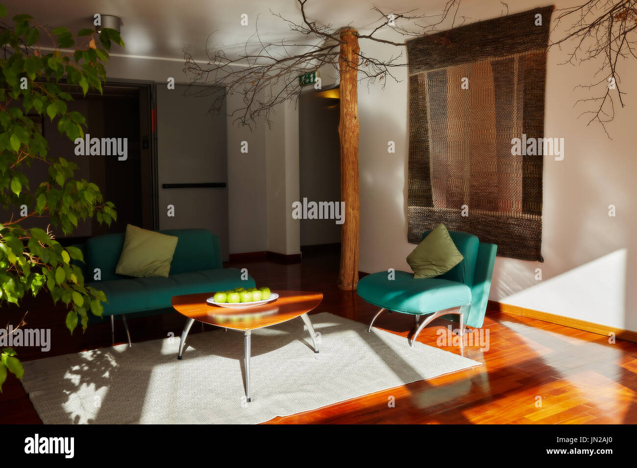 Caramanico Terme, Abruzzo, Italia - 22 Novembre 2014: bel soggiorno pieno di luce del sole di mattina dentro La Reserve Hotel, un famoso centro benessere Foto Stock