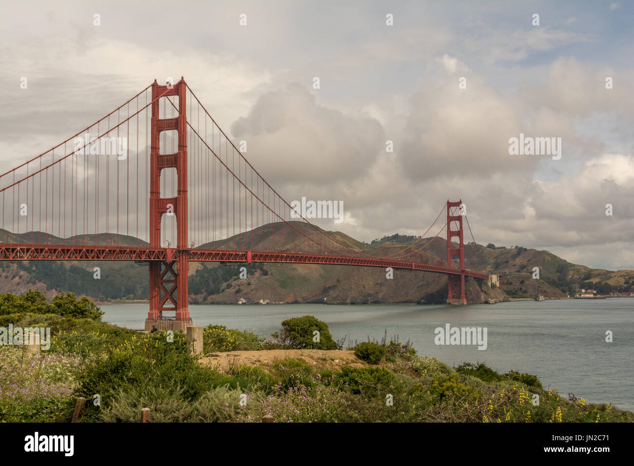 Si affacciano lungo il Golden Gate Bridge da San Francisco Foto Stock