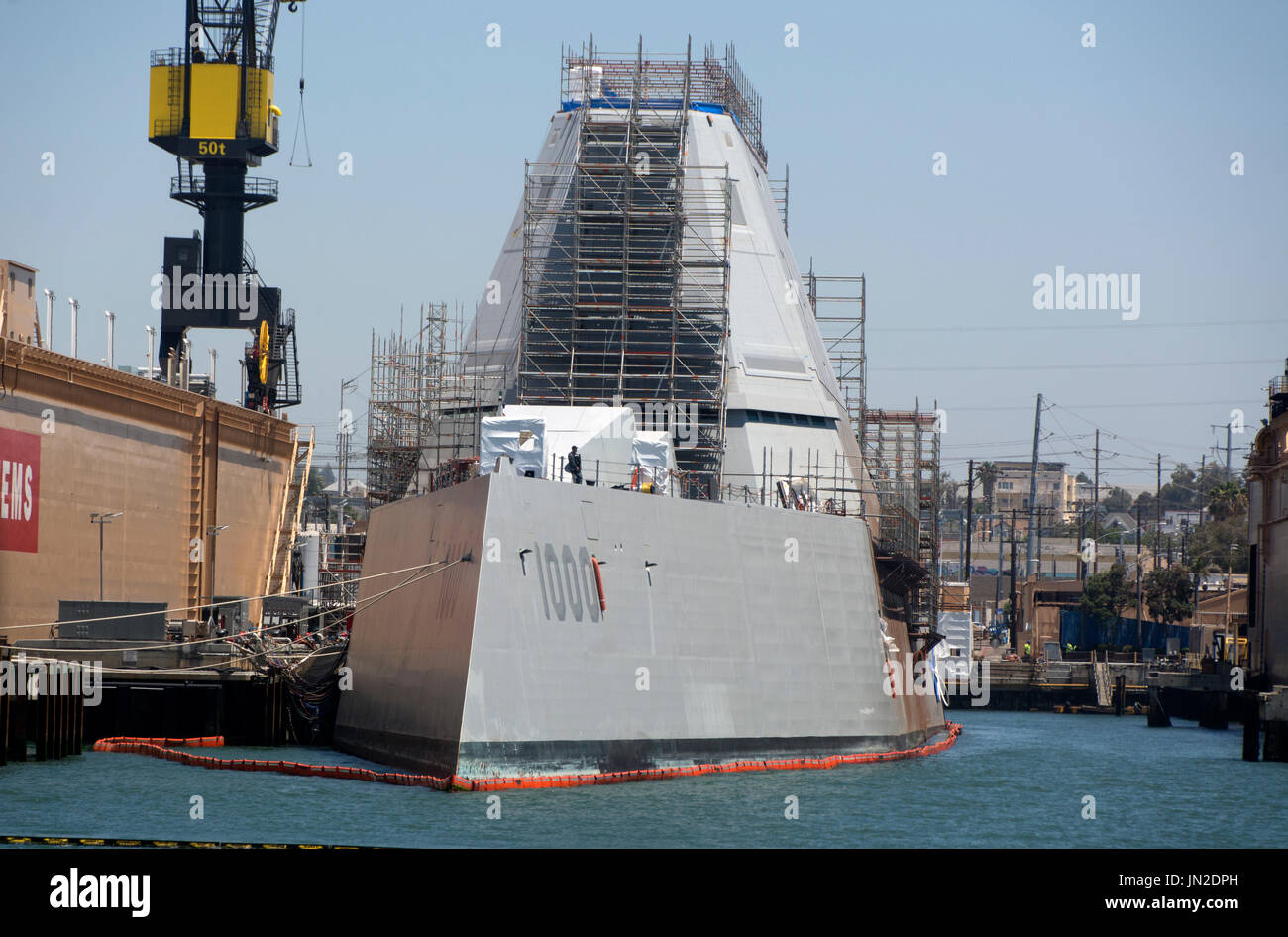 La stealth missile destroyer USS Zumwalt, ancorata nella Baia di San Diego, California. Foto Stock