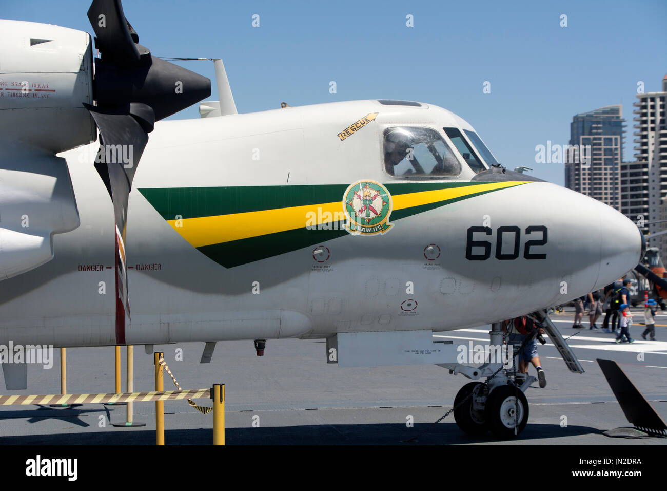 Una Marina Northrop Grumman e-2c Hawkeye sul ponte di volo della USS Midway, San Diego, California. Foto Stock