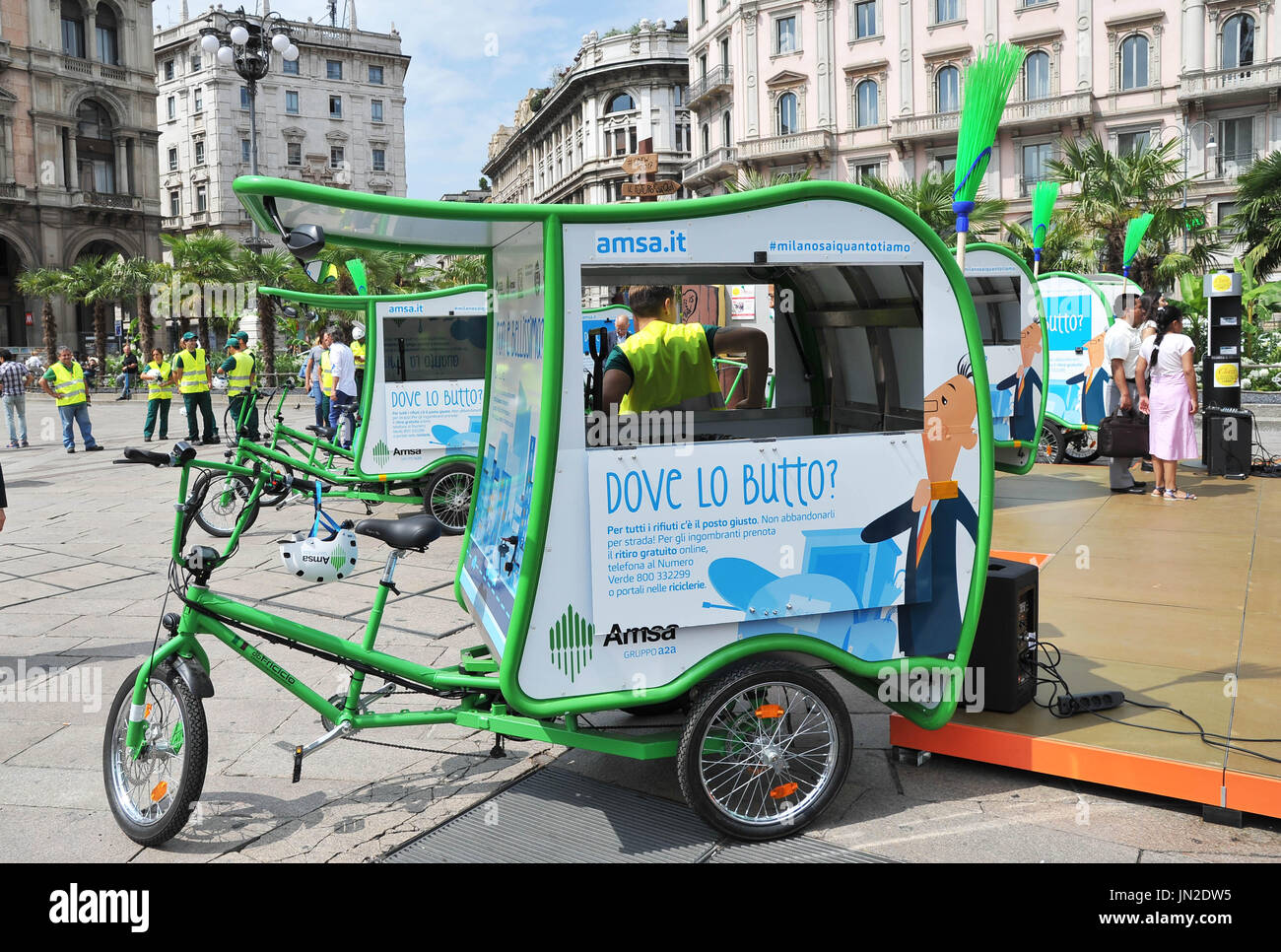 La città di Milano e Amsa presente 'T-recycle" a Milano. Il T-riciclare è  un tipo di pedale triciclo azionato da fonti di energia rinnovabili grazie  a un pannello fotovoltaico e una batteria