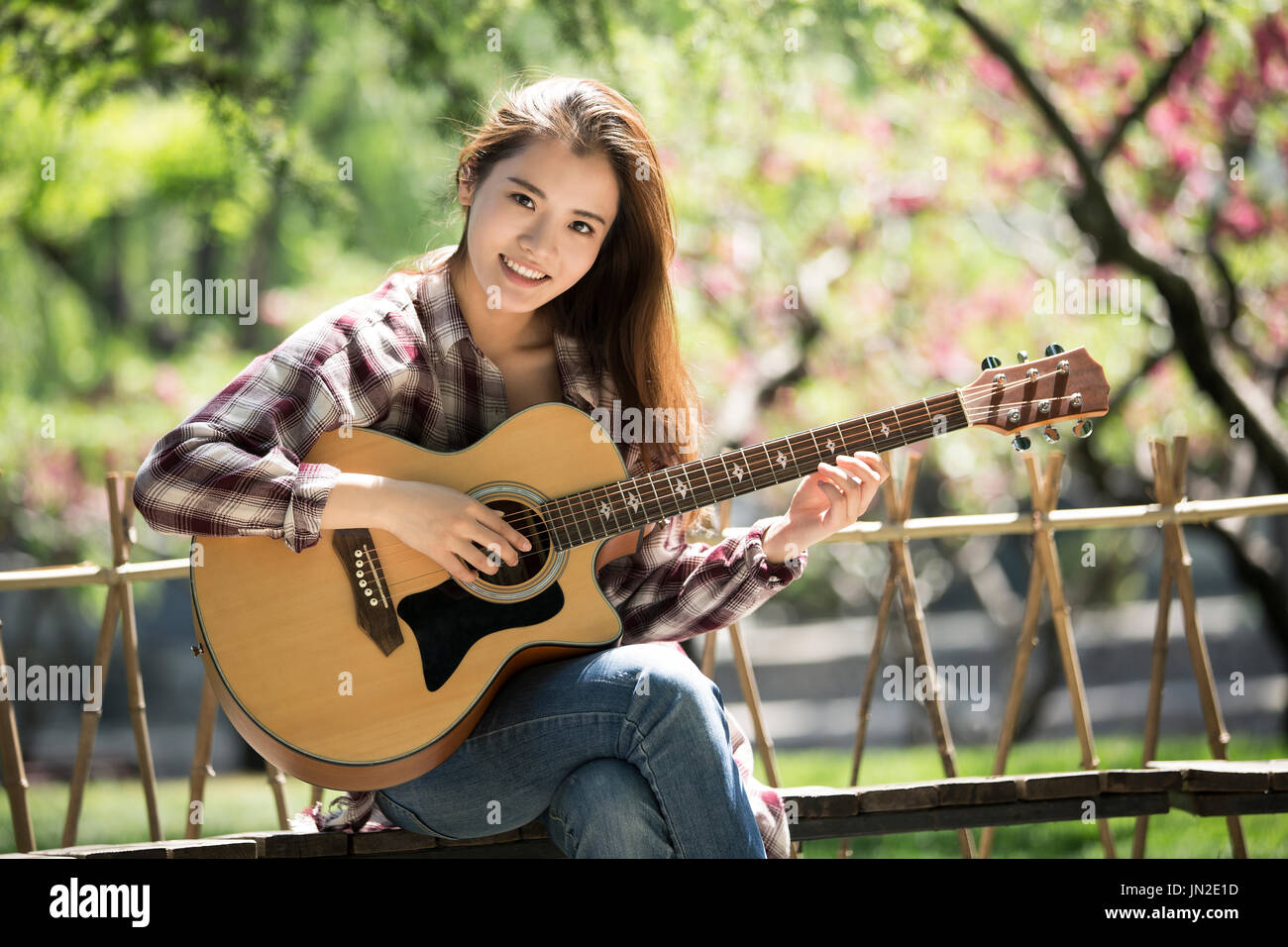 Le giovani donne a suonare la chitarra Foto Stock