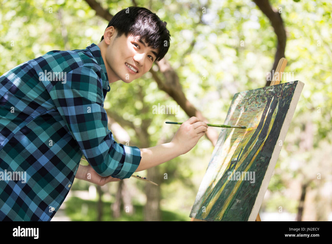 Giovane pittura all'aperto Foto Stock