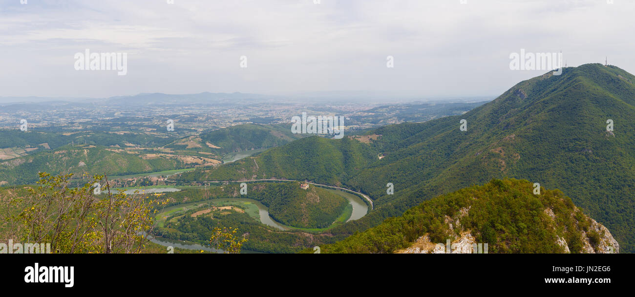 Vista dalla montagna Kablar in Serbia, a ovest del fiume Morava meandro e Ovcar montagna. Foto Stock