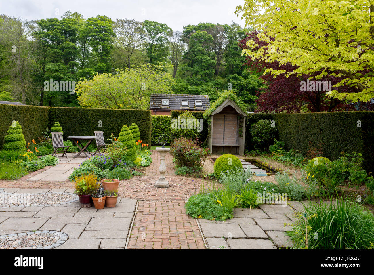 Il giardino del cortile a Barnsdale Gardens dove il compianto Geoff Hamilton girato "giardinieri mondo' per la BBC nr, Oakham Rutland, England, Regno Unito Foto Stock