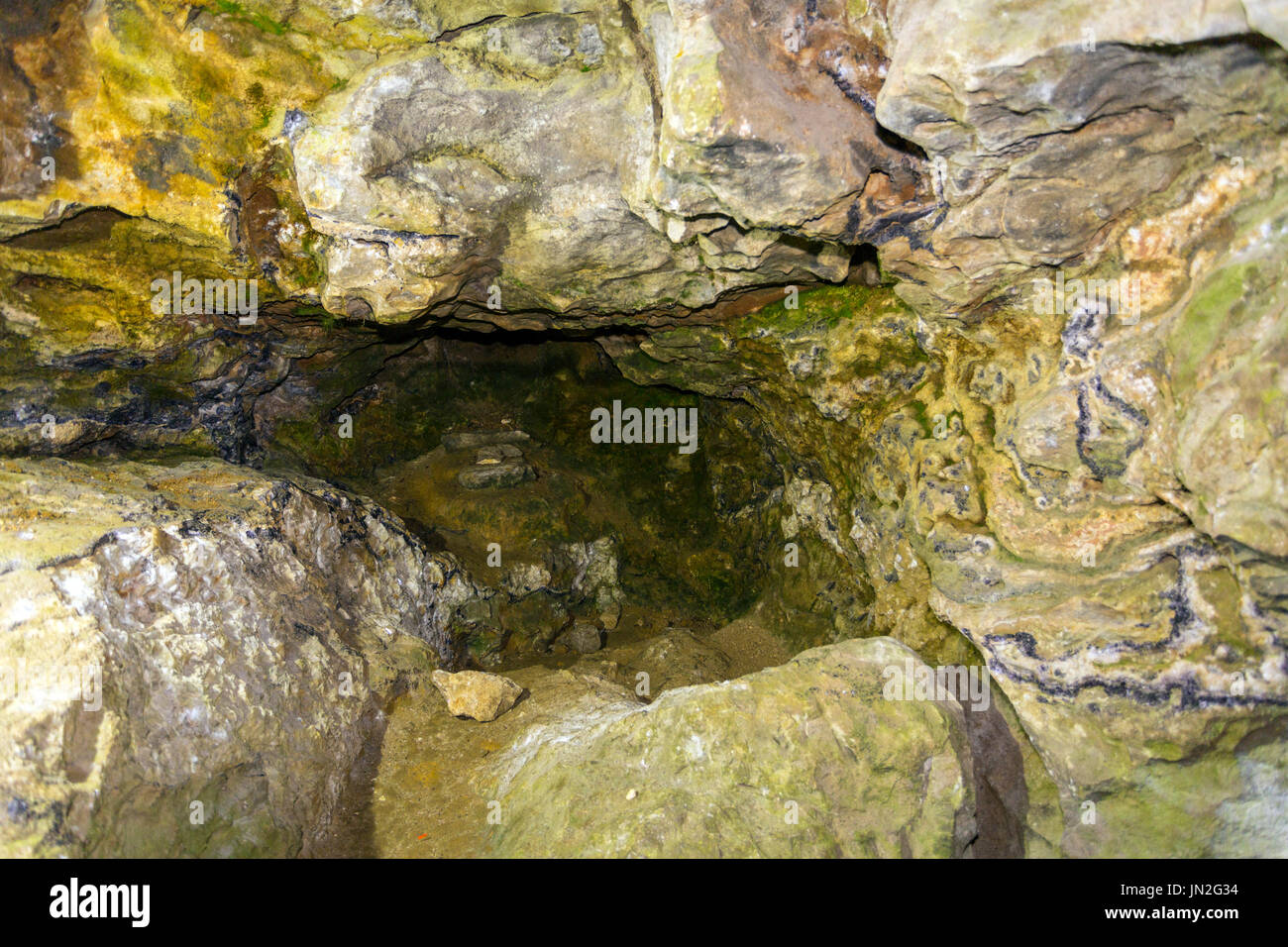 Una vena del Blue John minerale è esposta nelle pareti del Blue John Cavern, nr Castleton, Peak District, Derbyshire, England, Regno Unito Foto Stock