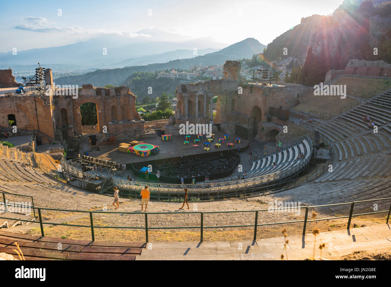 Taormina teatro Sicilia, vista dei turisti che visitano l'antico teatro greco (Teatro Greco) di Taormina al tramonto, Sicilia. Foto Stock