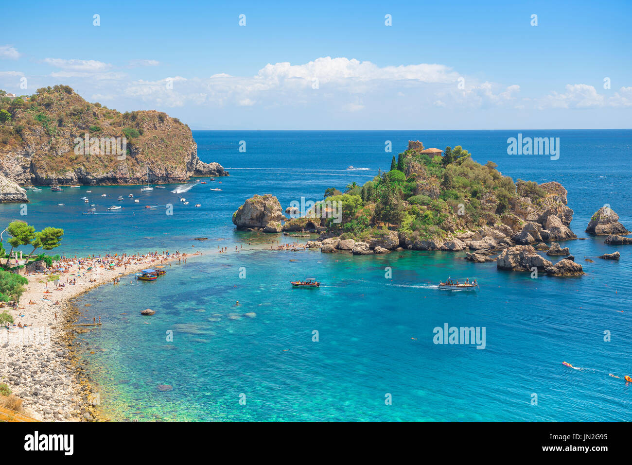 Sicilia spiaggia, vista in estate della spiaggia appartata e piccola isola panoramica a Mazzaro, sotto Taormina, in Sicilia costa, Europa Foto Stock