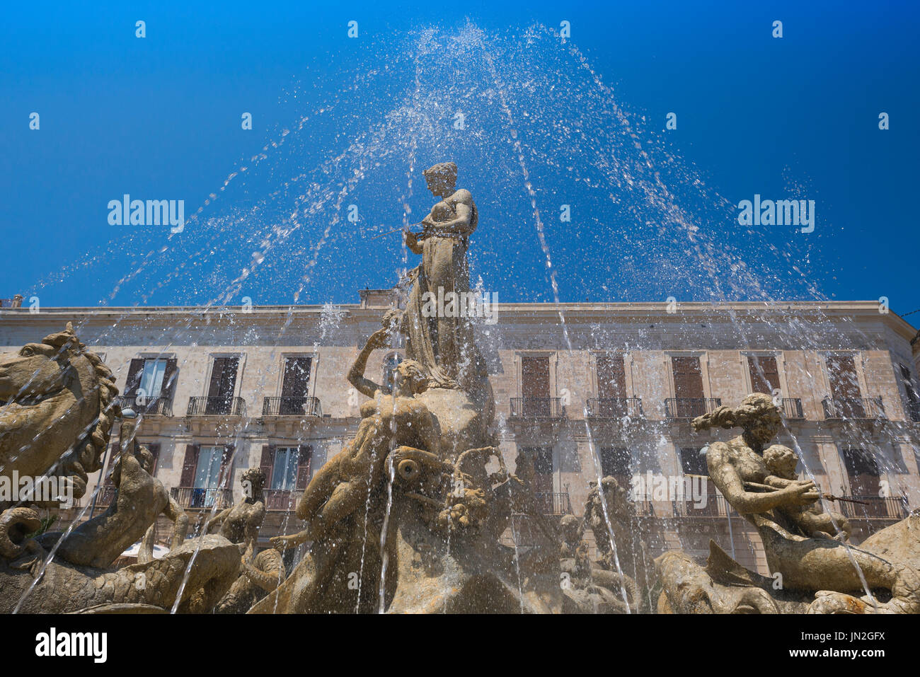 Siracusa Fontana di Sicilia, la famosa Fontana di Artemide nella storica Piazza Archimede di Ortigia, Siracusa, Sicilia. Foto Stock