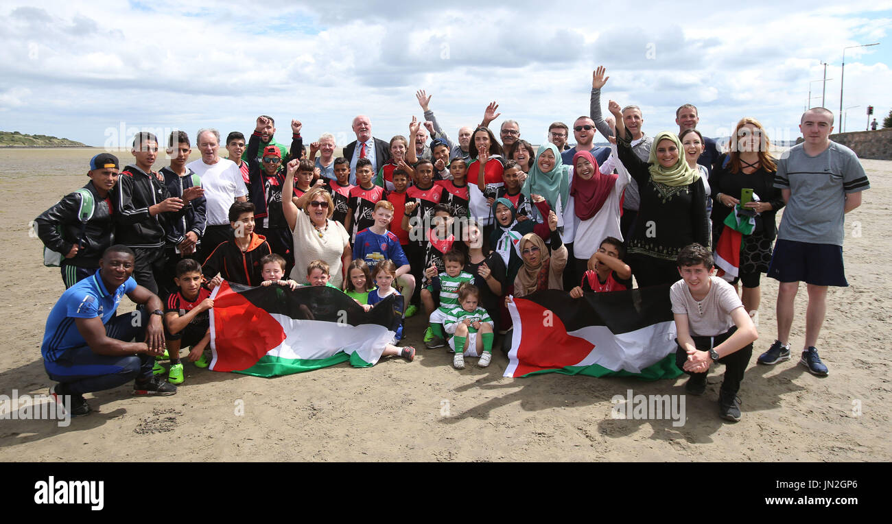 I membri di azione di Gaza Irlanda e i bambini da Al-Helal Accademia di calcio a Gaza il Sandymount Strand in Dublino come parte di nove giorni di viaggio in giro per il paese. Foto Stock I membri di azione di Gaza Irlanda e i bambini da Al-Helal Accademia di calcio a Gaza il Sandymount Strand in Dublino come parte di nove giorni di viaggio in giro per il paese. Foto Stock