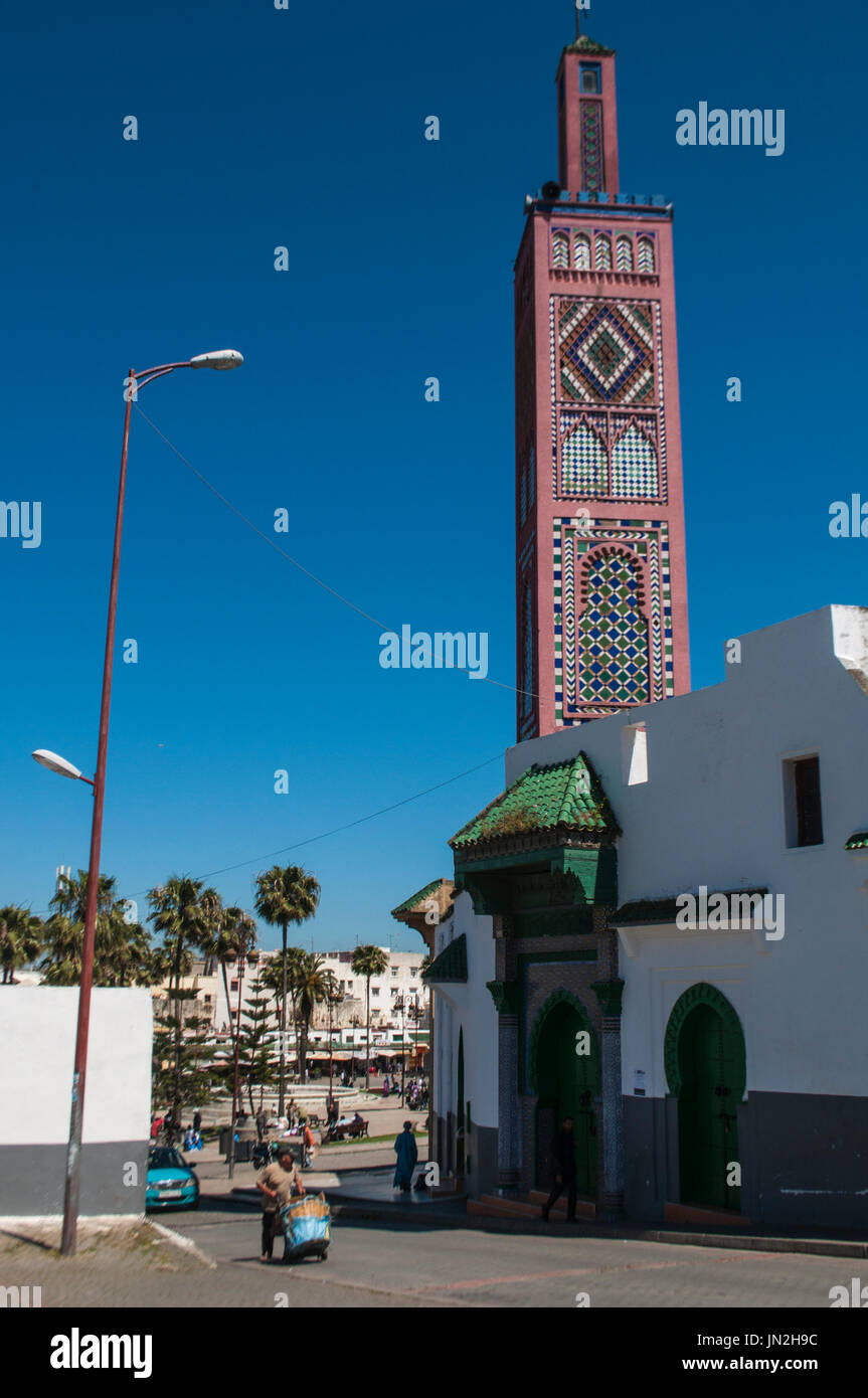 Il Marocco, Nord Africa: gente di fronte al Sidi Bou Abib moschea, costruito nel 1917 nel Gran Socco, la grande piazza in zona Medina di Tangeri Foto Stock