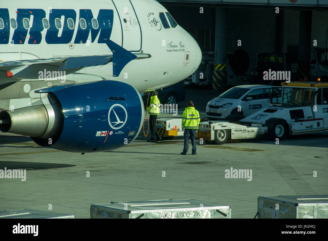 Praga, Repubblica Ceca,Ottobre 02,2015: tecnico dal personale di terra lavora al di sotto di un passeggero aereo - Compagnia Aerea rumena Tarom - Membri dell'alleanza Skyteam Foto Stock