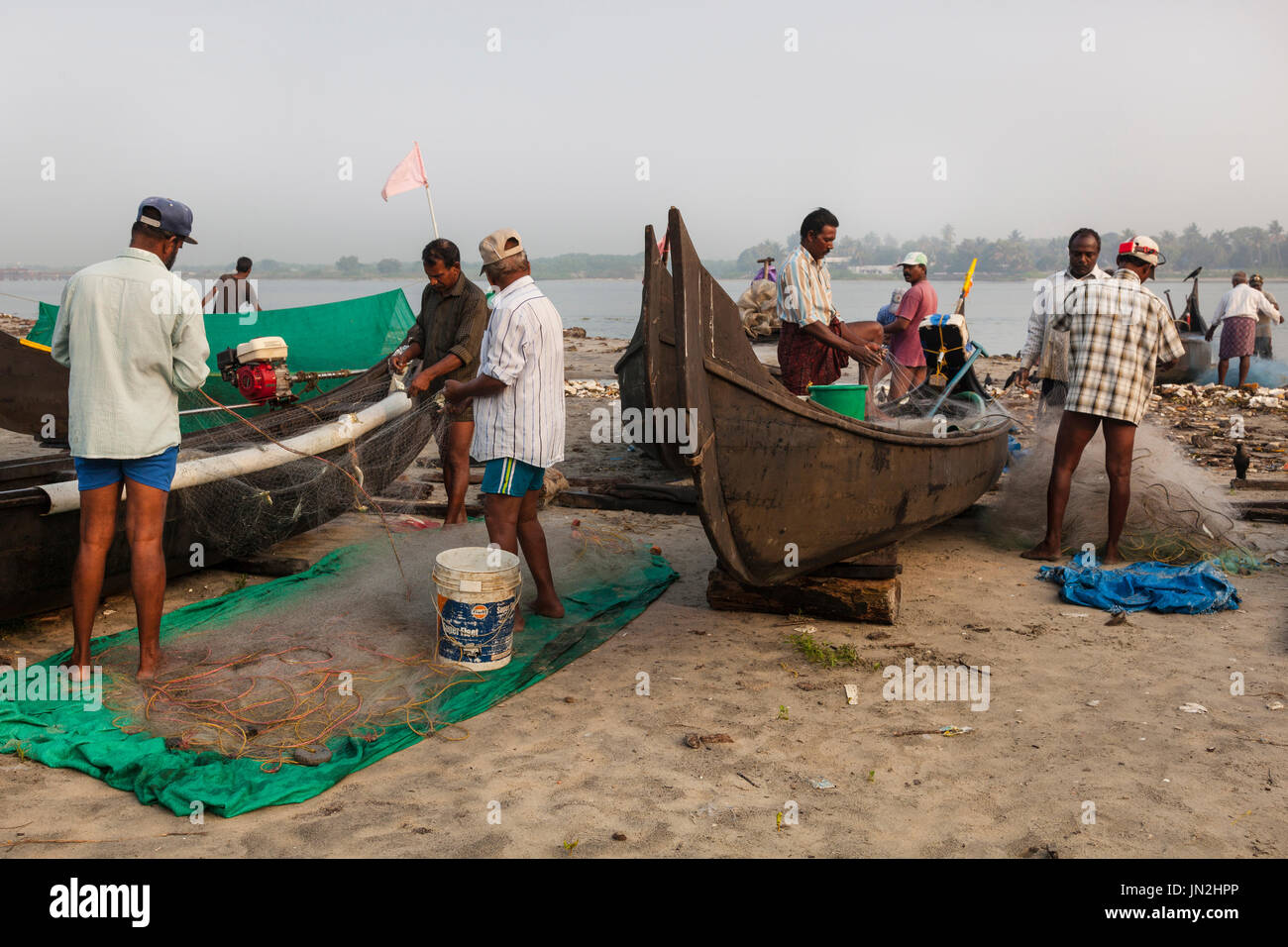 I pescatori a Cochin, Kerala, India Foto Stock