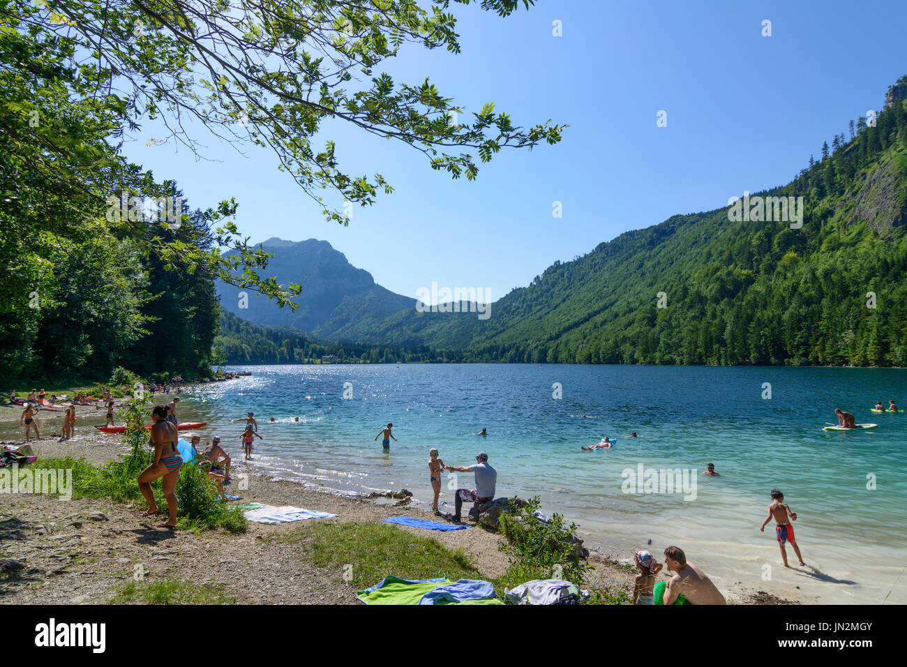 Il lago di Vorderer Langbathsee, balneazione persone, Ebensee am Traunsee, Salzkammergut, Oberösterreich, Austria superiore, Austria Foto Stock
