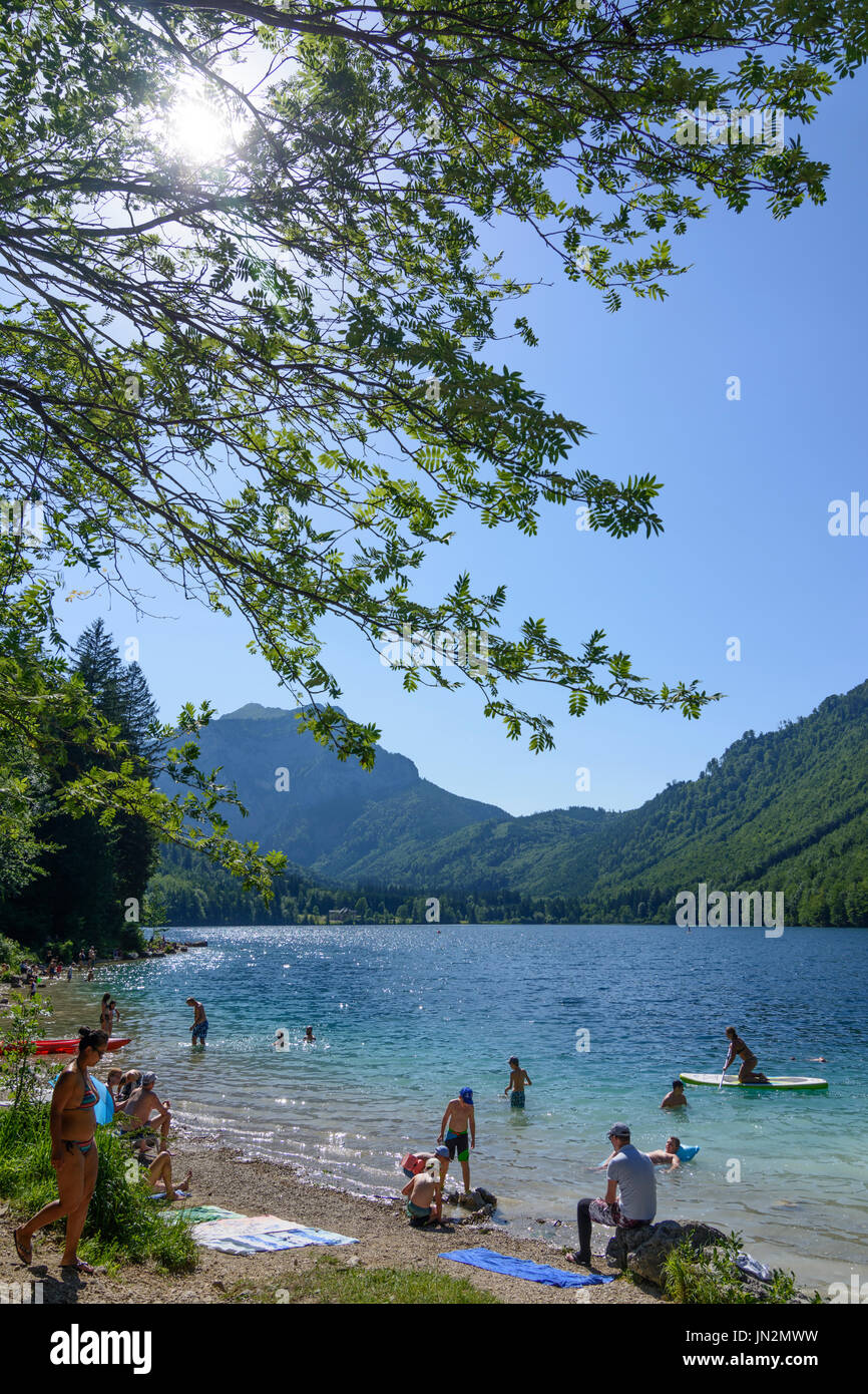 Il lago di Vorderer Langbathsee, balneazione persone, Ebensee am Traunsee, Salzkammergut, Oberösterreich, Austria superiore, Austria Foto Stock