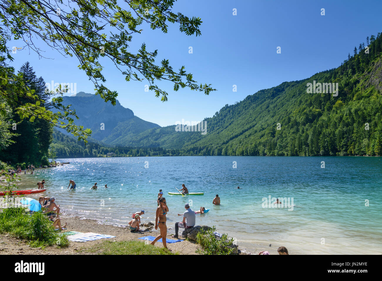 Il lago di Vorderer Langbathsee, balneazione persone, Ebensee am Traunsee, Salzkammergut, Oberösterreich, Austria superiore, Austria Foto Stock