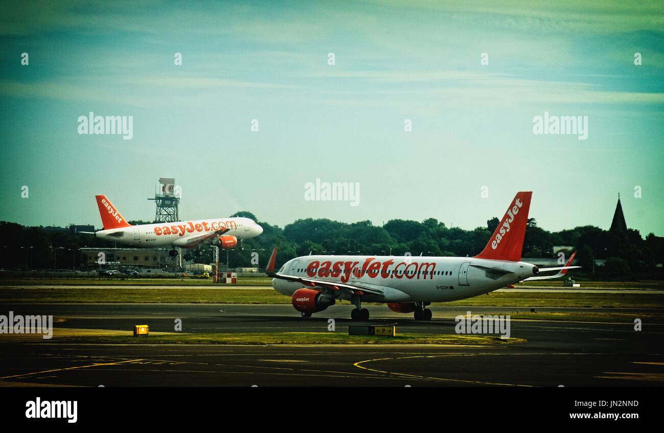 Aeromobili Easyjet all'Aeroporto di Londra Gatwick Crawley West Sussex Regno Unito Foto Stock