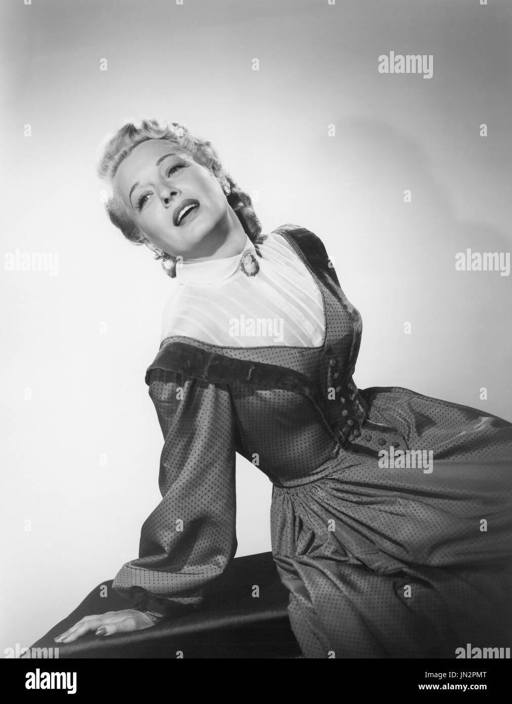 Ellen Drew, Ritratto di pubblicità per i film, "in sella", Columbia Pictures, 1951 Foto Stock
