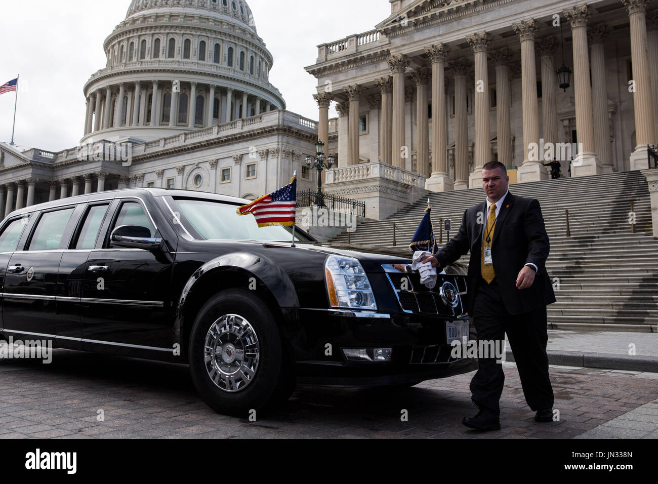 Un membro del personale buffs la limousine presidenziale mentre è parcheggiata al di fuori degli STATI UNITI Capitol Marzo 12, 2013 a Washington, DC. Stati Uniti Il presidente Barack Obama si è incontrato con il Senato Caucus democratico oggi, e sta compiendo tre Escursioni a Capitol Hill questa settimana per incontrare i legislatori. .Credito: Drew Angerer / Pool via CNP Foto Stock