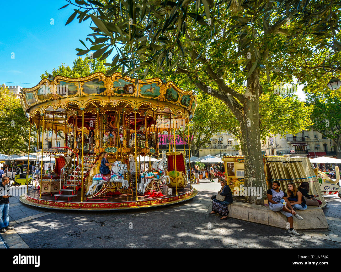 La colorata giostra a Place de l'Horloge nel centro della città di Avignon Francia in Provenza Foto Stock