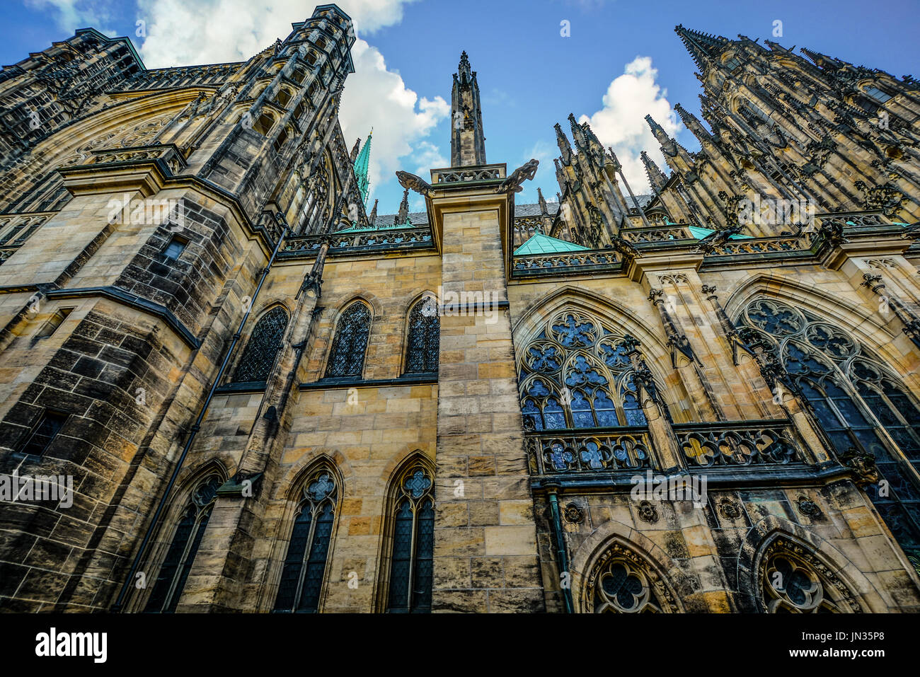 Esterno della Cattedrale di San Vito nella città europea di Praga nella Repubblica Ceca con finestre in vetro colorato e molte guglie. Foto Stock