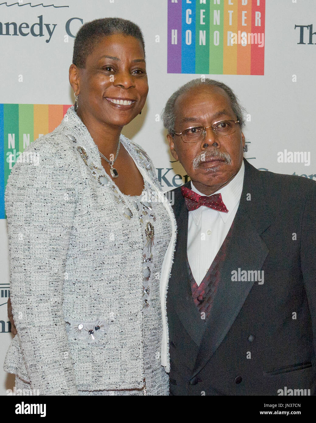 Xerox Chairman e CEO Ursula Burns e Lloyd Bean arriva per la formale dell'artista la cena in onore di destinatari del 2013 Kennedy Center Honors ospitato dal Segretario di Stato statunitense John F. Kerry presso l'U.S. Il Dipartimento di Stato a Washington D.C. il Sabato, 7 dicembre 2013. Il 2013 honorees sono: cantante lirico Martina Arroyo; il pianista, tastierista, bandleader e compositore Herbie Hancock; il pianista, cantante e cantautore Billy Joel; attrice Shirley MacLaine; e musicista e compositore Carlos Santana. Credito: Ron Sachs / CNP Foto Stock