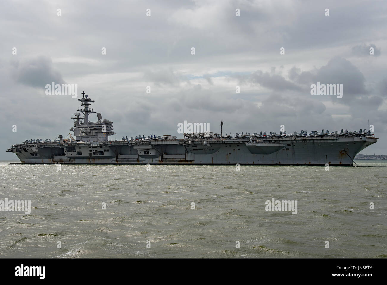 US Navy nuclear powered nave da guerra, la portaerei USS George H W Bush in occasione di una visita a Portsmouth, Regno Unito dalla Marina degli Stati Uniti del 28/7/17. Foto Stock