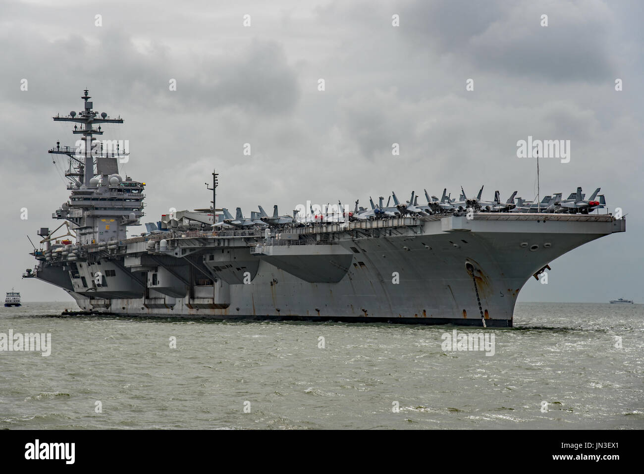 US Navy nuclear powered nave da guerra, la portaerei USS George H W Bush in occasione di una visita a Portsmouth, Regno Unito dalla Marina degli Stati Uniti del 28/7/17. Foto Stock