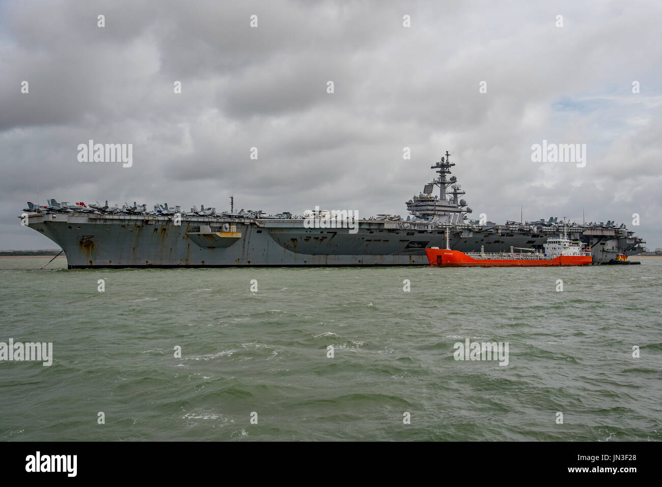 US Navy nuclear powered nave da guerra, la portaerei USS George H W Bush in occasione di una visita a Portsmouth, Regno Unito dalla Marina degli Stati Uniti del 28/7/17. Foto Stock