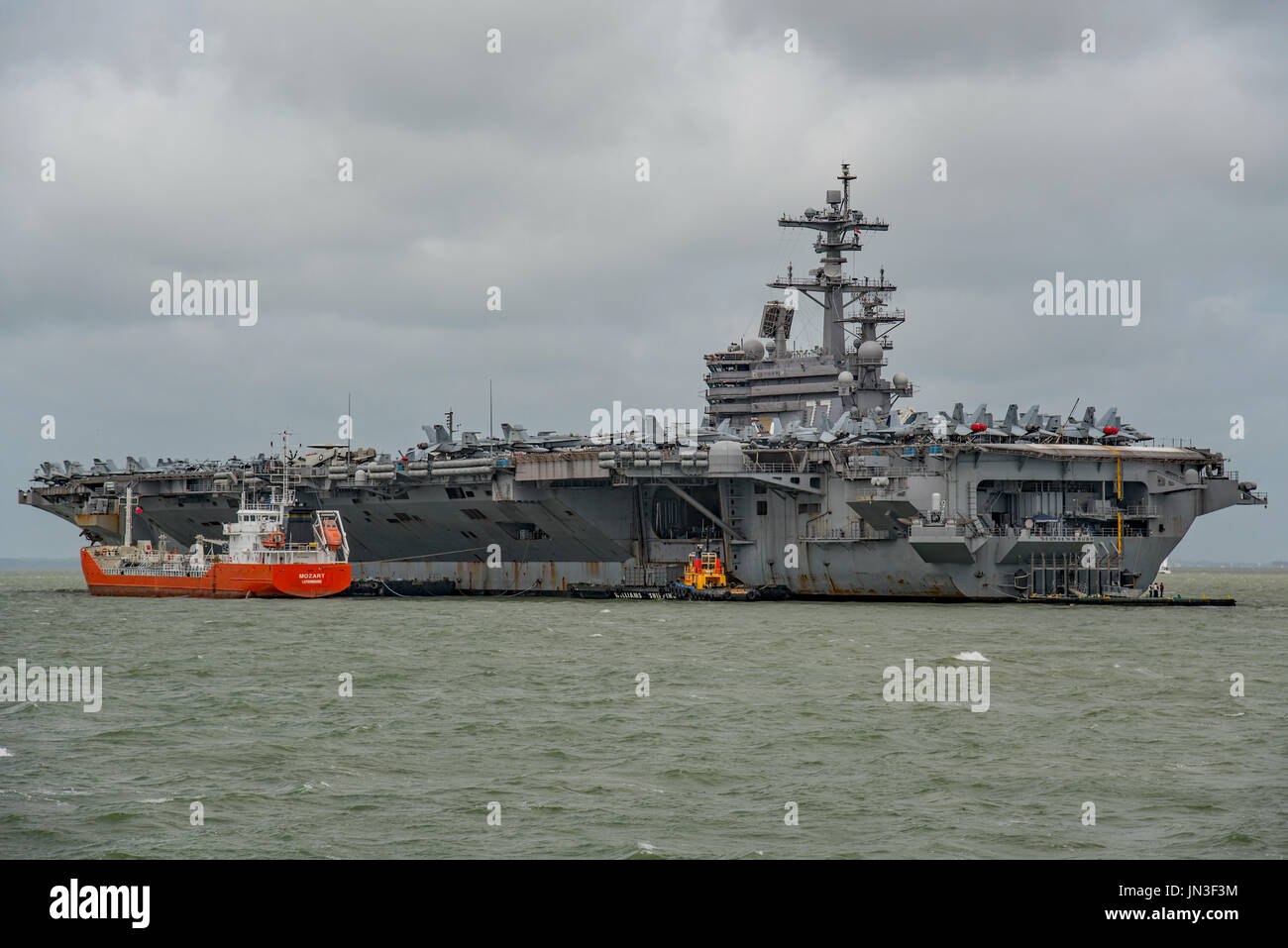 US Navy nuclear powered nave da guerra, la portaerei USS George H W Bush in occasione di una visita a Portsmouth, Regno Unito dalla Marina degli Stati Uniti del 28/7/17. Foto Stock