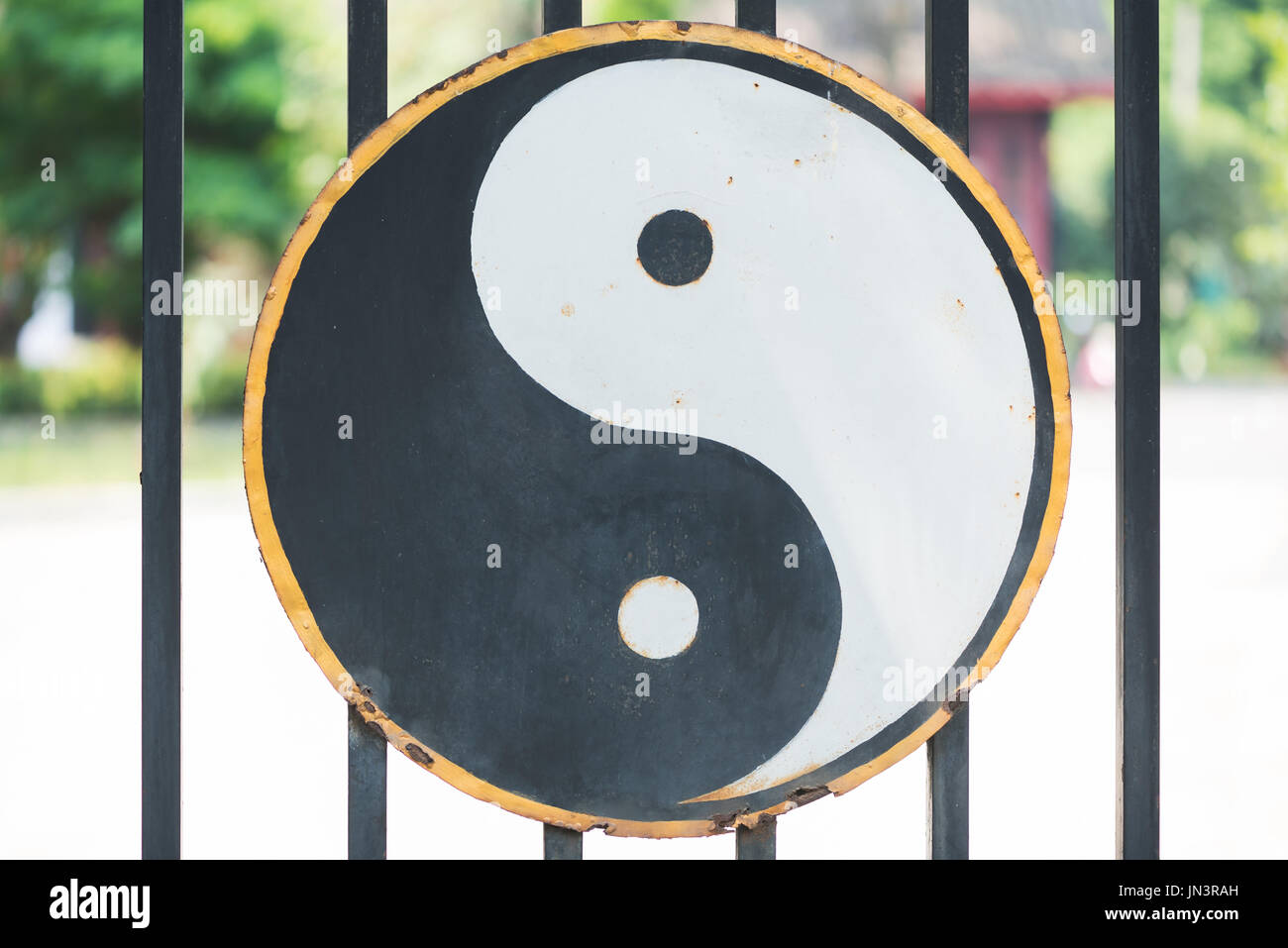 Ying e Yang simbolo appendere sul cancello di un Tempio Taoista a Chengdu Cina Foto Stock
