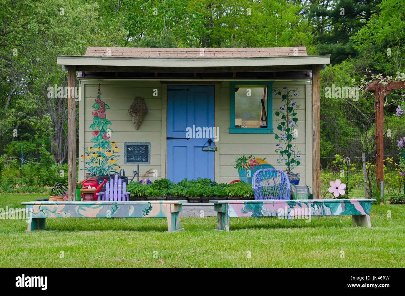 Verniciato colorato Tettoia da giardino con murali in una comunità giardino, Yarmouth Maine, Stati Uniti d'America Foto Stock