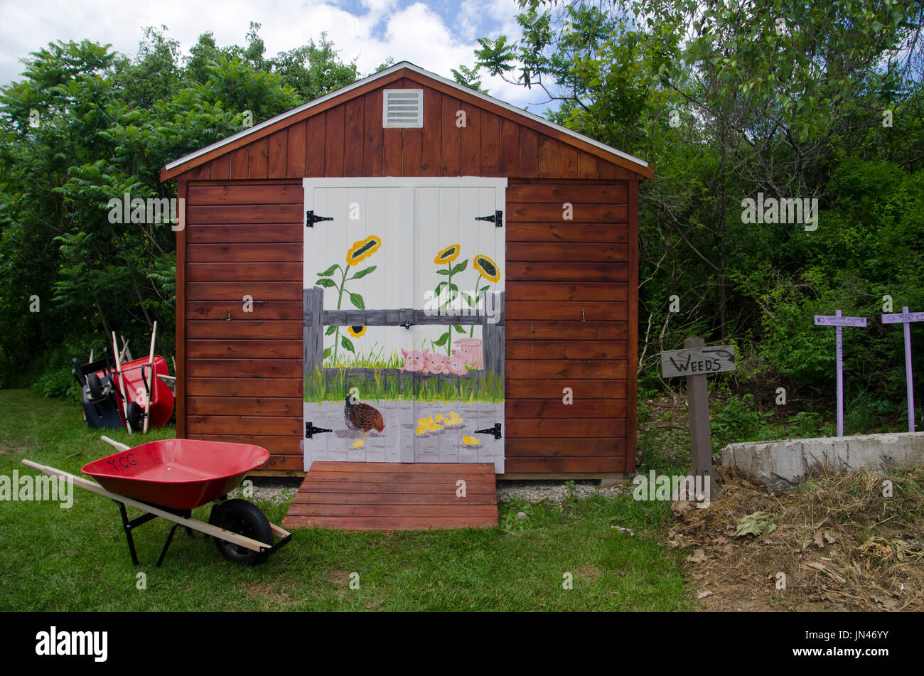 Dipinto murale su porte della Tettoia da giardino. Yarmouth comunità giardino, Maine, Stati Uniti d'America Foto Stock