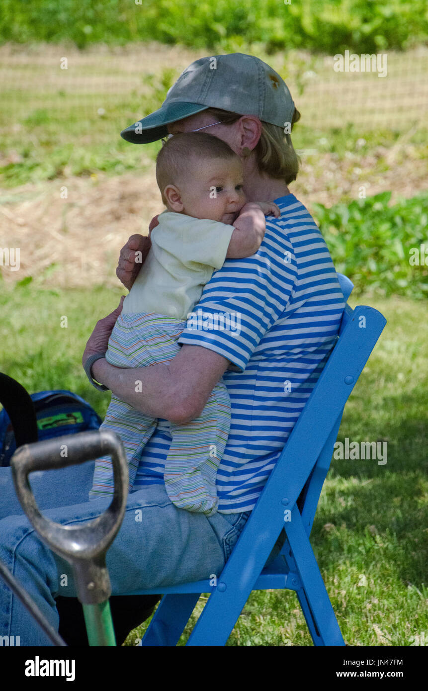 Baby in giardino con Louisa, Maine, Stati Uniti d'America Foto Stock