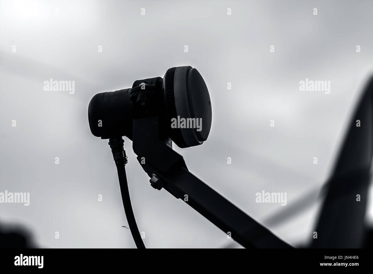 Fotocamera utilizzata nella diretta a home servizio satellitare. isolato, il fuoco selettivo, profondità di campo, il concetto di tecnologia. Foto Stock